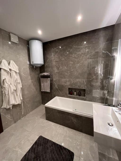 3 Bedroom Seaside Luxury Accommodation - Sleeps 8 St. Paul's Bay Exterior photo